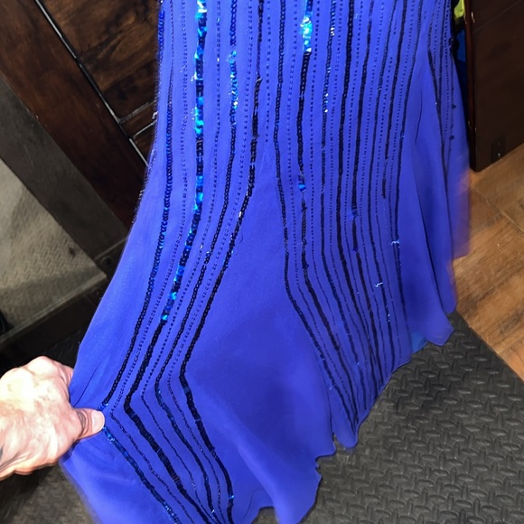 Stunning blue and green halter mermaid gown in sequin and beads - Picture 8 of 12